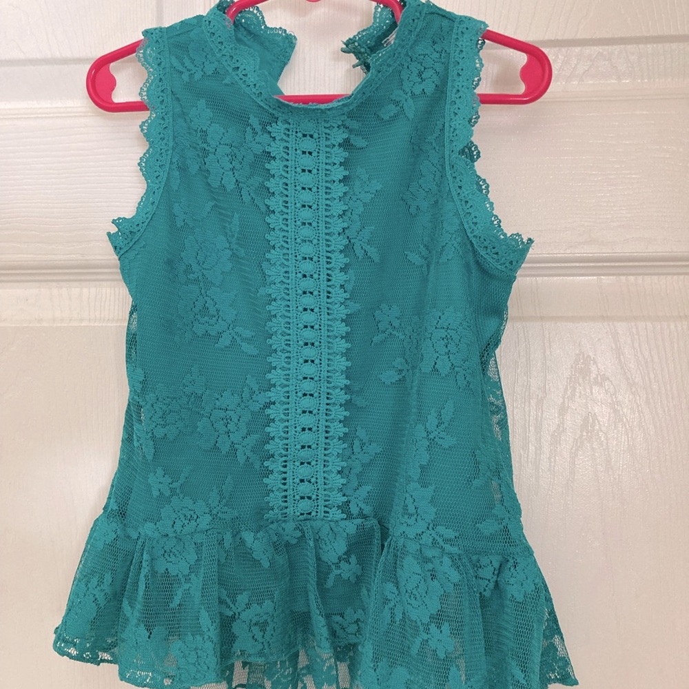 Lace sleeveless blouse